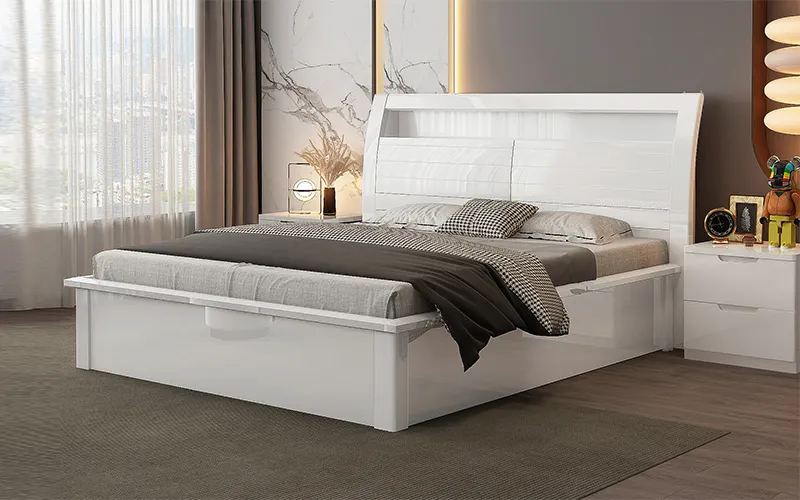 A white queen sized bed